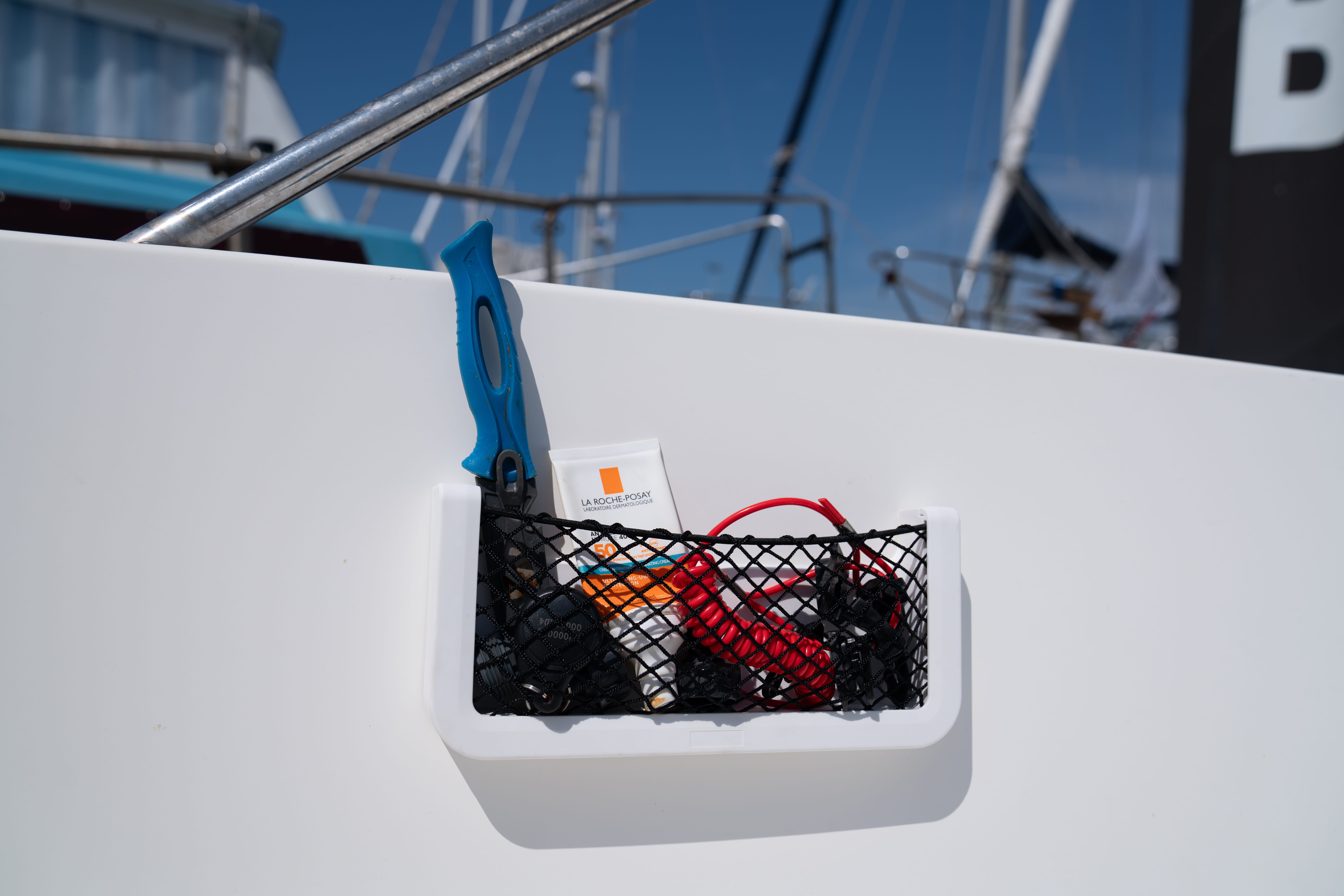 vide-poche-a-ventouse-seanox-fixe sur-un-bateau-de-peche